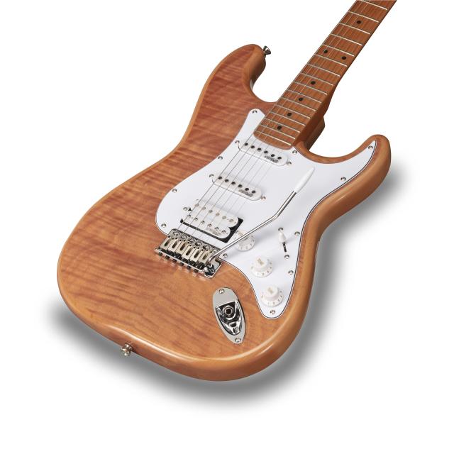 Chitarra elettrica double cutaway con 2 single coil + humbucker splittabile e meccaniche autobloccanti (equipaggiata Wilkinson, tastiera e manico in acero roasted, top fiammato)