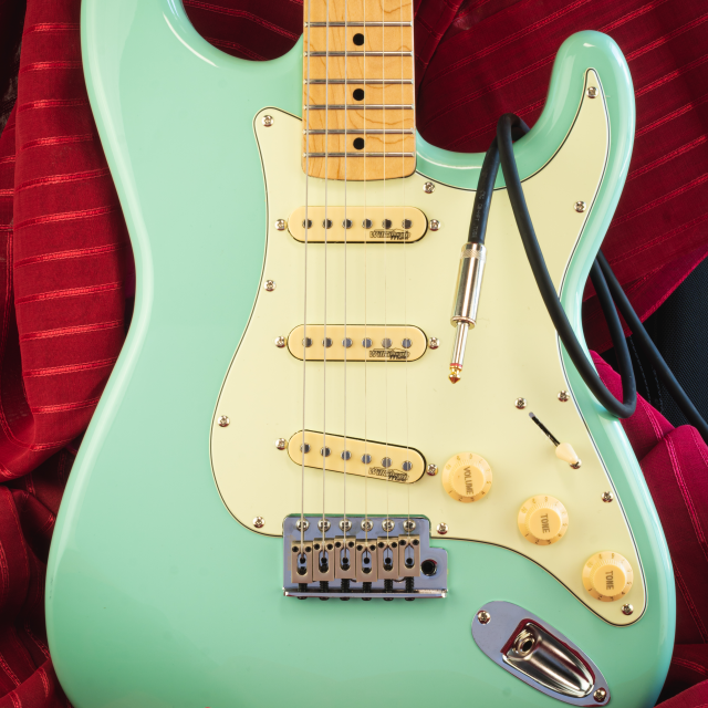 Chitarra elettrica double cutaway con 3 single coil e meccaniche vintage (equipaggiata Wilkinson, tastiera acero)