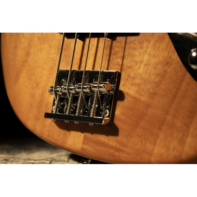Electric bass with roasted maple freboard and neck (4 strings)