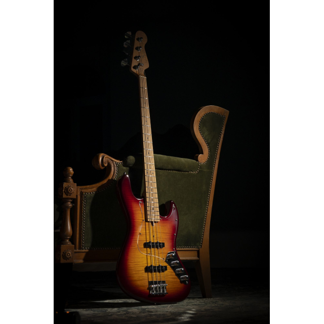 Electric bass with flamed top, roasted maple freboard and neck (4 strings)