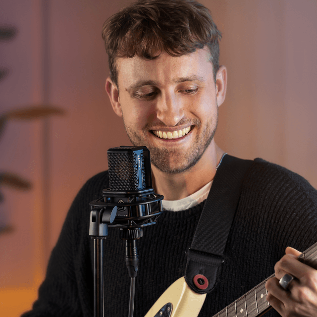 Microfono True Condenser da 1" con Tecnologia AURA