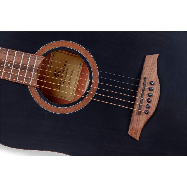 Dreadnought acoustic guitar with mahogany armrest