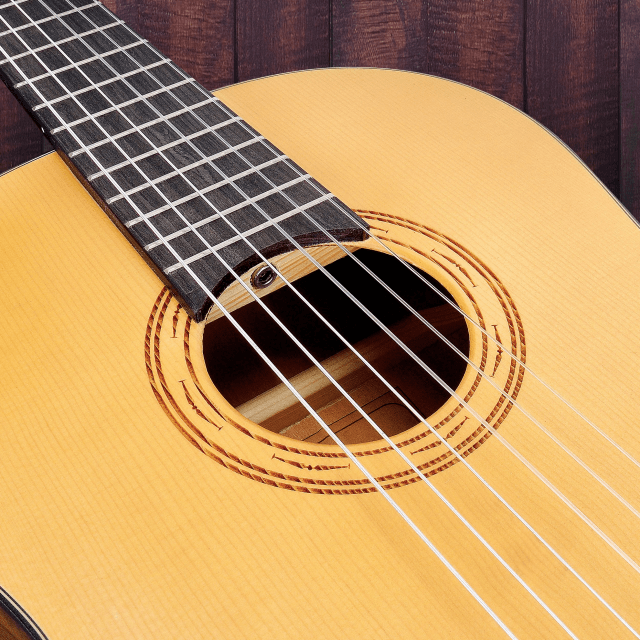 Chitarra classica 3/4 con top solido in abete e rosetta incisa