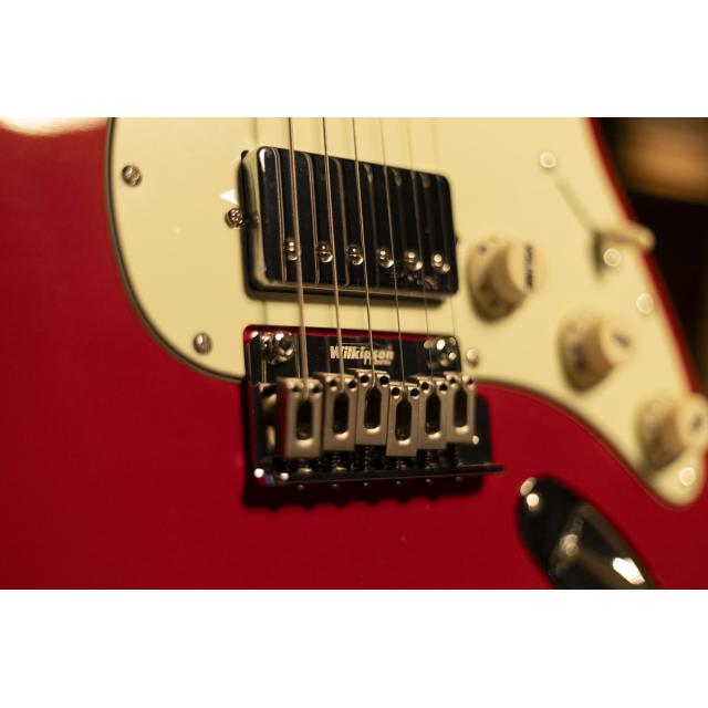 Chitarra elettrica con 2 single coil + humbucker splittabile e meccaniche autobloccanti (equipaggiata Wilkinson, tastiera e manico in acero roasted)