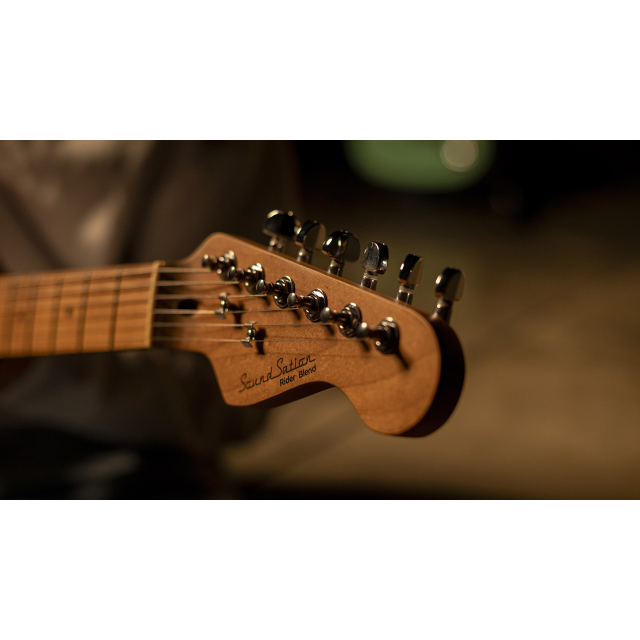 Chitarra elettrica con 2 single coil + humbucker splittabile e meccaniche autobloccanti (equipaggiata Wilkinson, tastiera e manico in acero roasted)