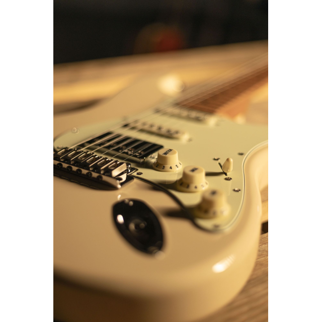 Chitarra elettrica con 2 single coil + humbucker splittabile e meccaniche autobloccanti (equipaggiata Wilkinson, tastiera e manico in acero roasted)