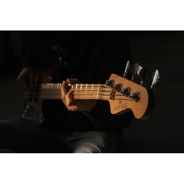 Electric bass with flamed top, roasted maple freboard and neck (4 strings)