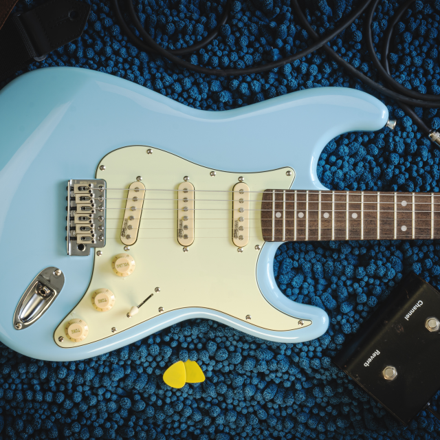 Chitarra elettrica double cutaway con 3 single coil e meccaniche vintage (equipaggiata Wilkinson, tastiera eco-rosewood)