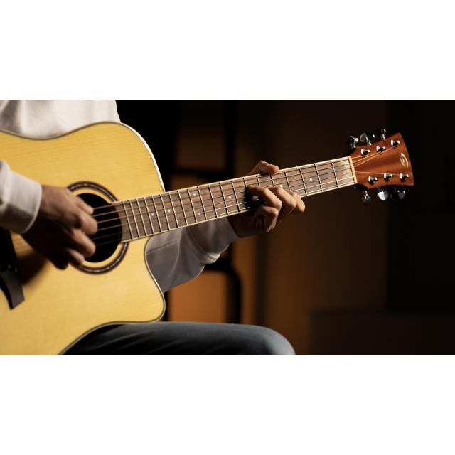 Chitarra acustica cutaway amplificata